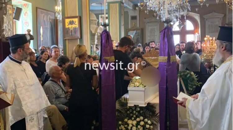 Θρήνος και ένα Τεράστιο ”Γιατί”-Σπaραγμός στην κηδείa του 3χρονου Γιαννάκη στην Τήνο[Φωτογραφίες]