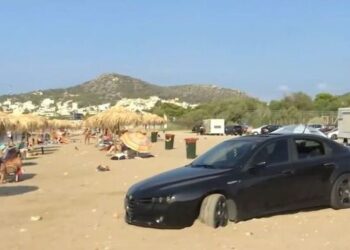 Εκεί που σκάει το κύμα: Οδηγός πάρκαρε το αυτοκίνητό του… δίπλα στις ομπρέλες