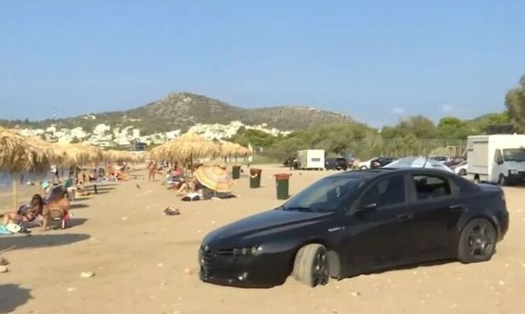 Εκεί που σκάει το κύμα: Οδηγός πάρκαρε το αυτοκίνητό του… δίπλα στις ομπρέλες