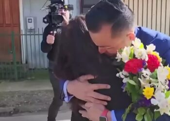 42χρονος συναντά τη μητέρα του για πρώτη φορά: «Δεν ήξερε για μένα, με πήραν μόλις γεννήθηκα, της είπαν πως ήμουν νεκρός» (φωτο, video)