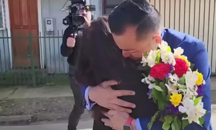 42χρονος συναντά τη μητέρα του για πρώτη φορά: «Δεν ήξερε για μένα, με πήραν μόλις γεννήθηκα, της είπαν πως ήμουν νεκρός» (φωτο, video)