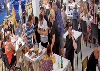 Σερβιτόρος σώζει γυναίκα που τρώει σε εστιατόριο στη Ζάκυνθο (video)