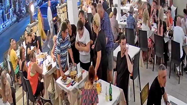 Σερβιτόρος σώζει γυναίκα που τρώει σε εστιατόριο στη Ζάκυνθο (video)