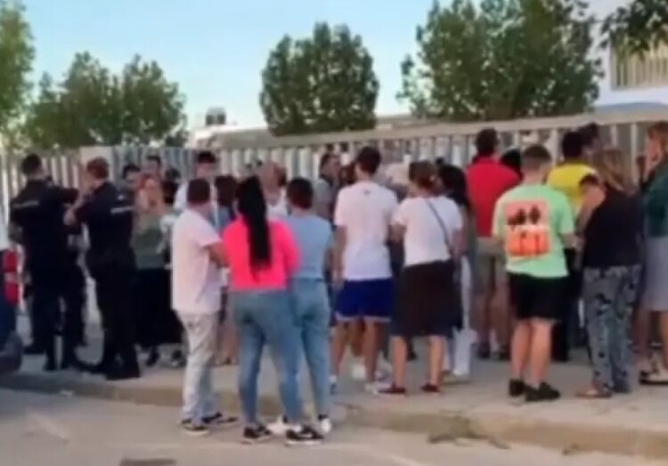 14χρονος επιτέθηκε με μαχαίρι εναντίον μαθητών και καθηγητών – Κάρφωσε καθηγητή στο μάτι (φωτο)