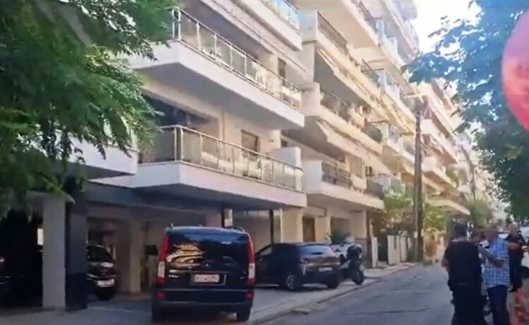 Έγκλημα στην Καλαμαριά: Ο 38χρονος αστυνομικός πήγε τα παιδιά στο σχολείο, γύρισε και σκότωσε την εν διαστάσει σύζυγό του (video)