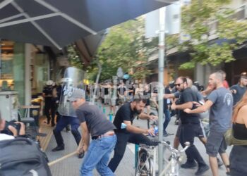 Ξύλο και Χημικά: Ξεχύθηκε ο κόσμος στους δρόμους στη Λάρισα για τις καταστροφικές πλημμύρες στη Θεσσαλία (video)