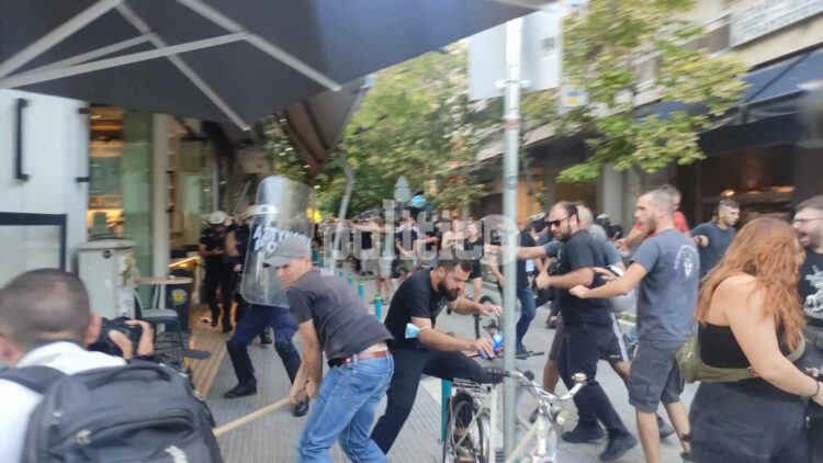 Ξύλο και Χημικά: Ξεχύθηκε ο κόσμος στους δρόμους στη Λάρισα για τις καταστροφικές πλημμύρες στη Θεσσαλία (video)