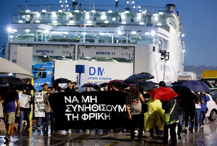 «Αντώνη μου, παιδάκι μου, σε νιώθω παιδί μου γιατί σε πετάξανε σαν σκουπίδι όπως το κοριτσάκι μου», ξεσπά η μητέρα της Ελένης Τοπαλούδη