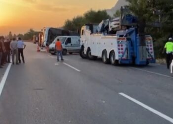 Ασύλληπτη Τραγωδία στην άσφαλτο: 6 νεκροί και 43 τραυματίες σε σύγκρουση φορτηγού με πούλμαν (φωτο, video)