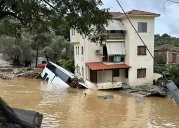 Κακοκαιρία Daniel: Σπίτι «στηρίζεται» σε λεωφορείο (φωτο)