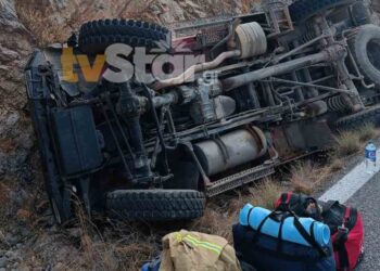 Σοκαριστικό τροχαίο με πυροσβέστες που γύριζαν απο φωτιά – Έπεσαν με όχημα σε βράχια, δύο τραυματίες![Φωτογραφίες]