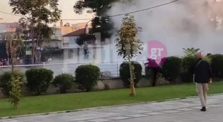 Λάρισα: Χαμός με την επίσκεψη Μητσοτάκη-ΜΑΤ κάνουν χρήση χημικών-Τραυματίστηκε Αστυνομικός