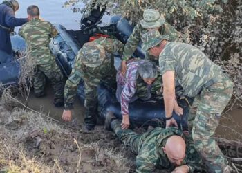 Οικογενειάρχης με 2 μικρά παιδιά ο πεζοναύτης που ξάπλωσε για να πατήσει πάνω του η ηλικιωμένη