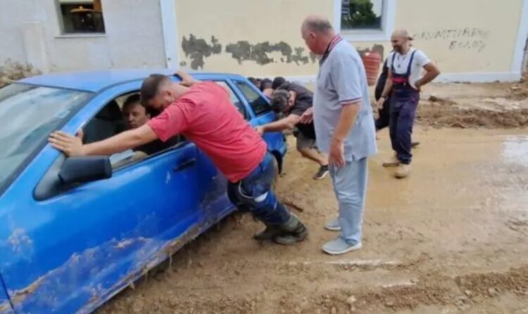 «Σπρώξτε καu….ρόπαιδα»! Τα ”Σπάει” ο Μπέος-Ακούστε πως εμψυχώνει ομάδα ανδρών να απεγκλωβίσουν αυτοκίνητα[video]