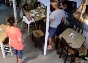 Κρήτη ‑ Βίντεο σοκ: Έσωσε μικρό κοριτσάκι από βέβαιο πνιγμό σε ταβέρνα (video)
