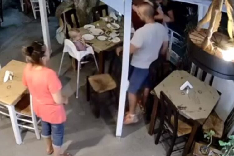 Κρήτη ‑ Βίντεο σοκ: Έσωσε μικρό κοριτσάκι από βέβαιο πνιγμό σε ταβέρνα (video)