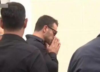 Συντετριμμένος ο Γιώργος Αγγελόπουλος: Πέταξε το βιβλίο συλλυπητηρίων – “Η μητέρα μου δεν έχει πεθάνει”