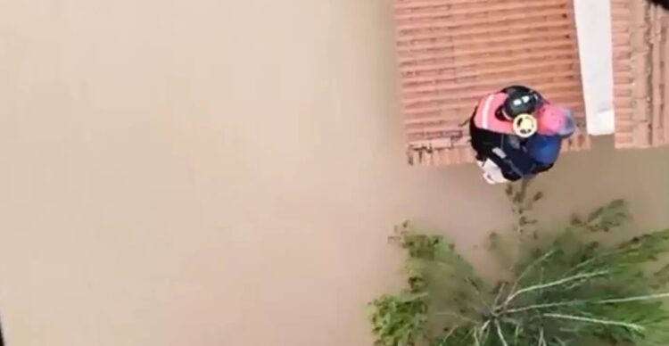 Η δραματική στιγμή απεγκλωβισμού κατοίκου από τη σκεπή του σπιτιού του με Super Puma (video)