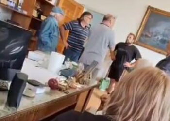 O πολίτης που «έφαγε» το χαστούκι από τον Μπέο του ζήτησε συγγνώμη: «Είσαι 26, έχεις δικαίωμα να κάνεις κι άλλα λάθη» (video)