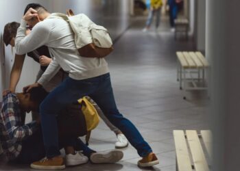 Bullying στα σχολεία: “Πώς ο γιος μου από θύμα έγινε θύτης” – Αποκαλυπτική μαρτυρία πατέρα