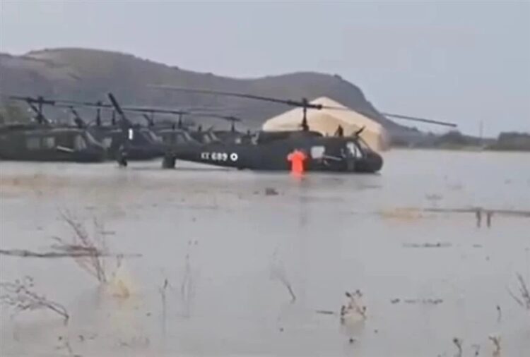 Τα ελικόπτερα που κολυμπάνε: Εικόνες ντροπής από τη βάση στο Στεφανοβίκειο – Τα ρυμουλκούν μετά την κατακραυγή (video)