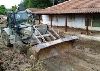 Aγανακτισμένοι οι κάτοικοι στη Θεσσαλία 15 μέρες μετά: «Δεν έχει εμφανιστεί κανένας, δεν μπορούμε να πάρουμε ανάσα από τη δυσοσμία» (video)