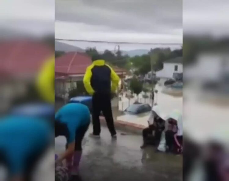 Μαρτυρίες εγκλωβισμένων στην Καρδίτσα – «Είμαστε 100 άτομα σε καφετέρια με 3 μέτρα νερό απ΄ έξω» (vid)