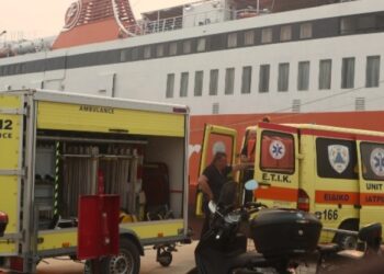 Ατύχημα με ναύτες στο λιμάνι του Πειραιά: Έπεσαν από το πλοίο μέσα στη θάλασσα (video)