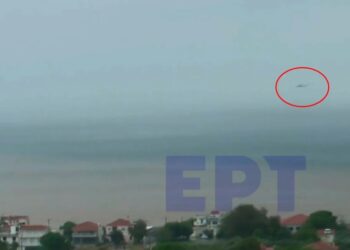 ΣΥΜΒΑΙΝΕΙ ΤΩΡΑ: Έπεσε ελικόπτερο στη θάλασσα – «Βυθίστηκε μέσα σε 1,5 λεπτό – Δεν βρέθηκε κάτι» (video)