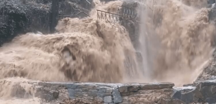 Κακοκαιρία Daniel: Πάρκινγκ μετατράπηκε σε καταρράκτη – Βίντεο που σοκάρει