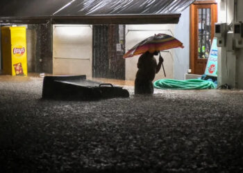 Ανεξέλεγκτη η κατάσταση στον Βόλο – «Κλειστείτε σπίτια σας, ανεβείτε σε ορόφους», λέει ο Μπέος