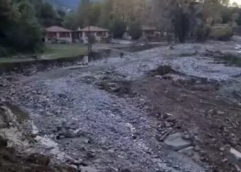 Νέες απόκοσμες εικόνες σε Τρίκαλα και Καρδίτσα: Άνοιξε η γη και «κατάπιε» κεντρικό δρόμο και ένα ολόκληρο σπίτι