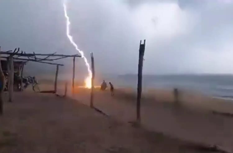 Σοκαριστικό βίντεο: Κεραυνοί πέφτουν και σκοτώνουν ανθρώπους σε παραλία