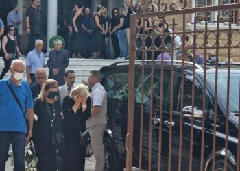 Έγκλημα στη Θεσσαλονίκη: «Γιατί το έκανες αυτό» – «Παγωμάρα» στην κηδεία του αστυνομικού που σκότωσε την πρώην σύζυγό