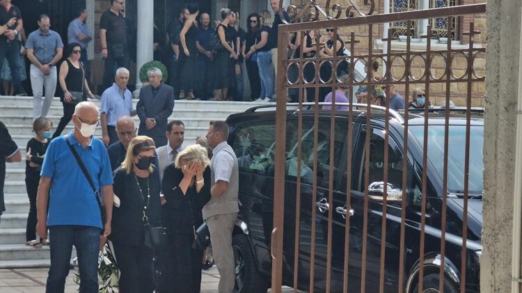 Έγκλημα στη Θεσσαλονίκη: «Γιατί το έκανες αυτό» – «Παγωμάρα» στην κηδεία του αστυνομικού που σκότωσε την πρώην σύζυγό