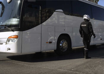 Ξέχασαν 4χρονη σε σχολικό λεωφορείο για μισή ώρα στην Πάτρα – Άκουσε τις φωνές της μια περαστική