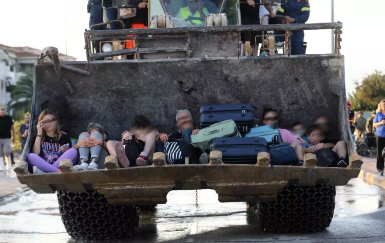 Φορτώνουν τον κόσμο σε μπουλντόζες για να απομακρυνθεί από την κόλαση που άφησε η κακοκαιρία Daniel στη Λάρισα