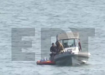 ΕΚΤΑΚΤΟ: Ανασύρθηκε νεκpός ο πιλότος του ελικοπτέρου που κατέπεσε στη θάλασσα – Τα πρώτα πλάνα