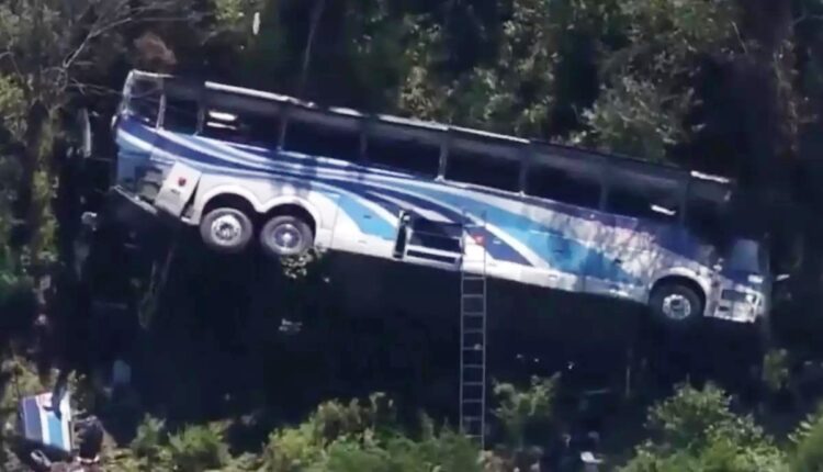 Δύο οι νεκροί από το τροχαίο με μαθητές Λυκείου – Ο οδηγός του λεωφορείου έχασε τον έλεγχο όταν έσκασε το λάστιχο