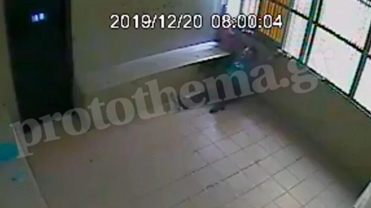 Έδεσαν οδηγό ταξί με δύο ζευγάρια χειροπέδες στο ΑΤ – Κάλεσε το «100» για… αστυνομική βία (video)