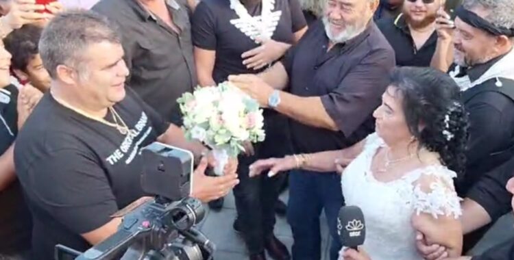 Το πε και το πήρε το Κορίτσι! Παντρεύτηκαν η 82χρονη Παρασκιώ και ο 41χρονος Κωστής[video]