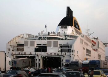 Άφησαν έξω από το πλοίο για Κρήτη μητέρα με δυο παιδιά γιατί δεν μπορούσε να αποδείξει ότι τα παιδιά ήταν δικά της