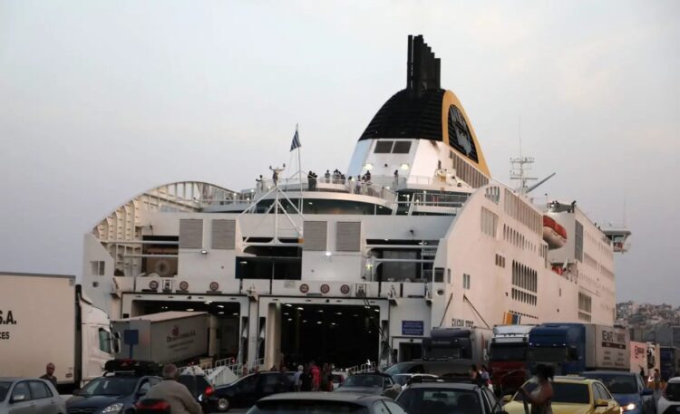 Άφησαν έξω από το πλοίο για Κρήτη μητέρα με δυο παιδιά γιατί δεν μπορούσε να αποδείξει ότι τα παιδιά ήταν δικά της