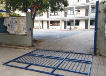 Κατέρρευσε καγκελόπορτα σχολείου: Χτύπησε εκπαιδευτικός στο κεφάλι