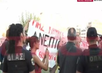 Ένταση έξω από το Δημαρχείο, όπου βρίσκεται ο Πρωθυπουργός: Πολίτες και αστυνομία πιάστηκαν στα χέρια (vids)