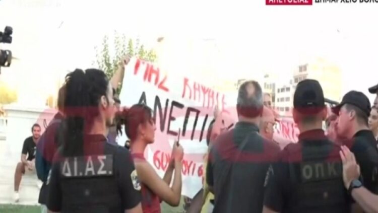 Ένταση έξω από το Δημαρχείο, όπου βρίσκεται ο Πρωθυπουργός: Πολίτες και αστυνομία πιάστηκαν στα χέρια (vids)