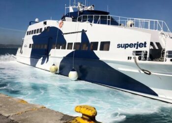 Επιβάτιδα πλοίου παραπάτησε και έπεσε στη θάλασσα – Βούτηξε ναύτης και την έσωσε