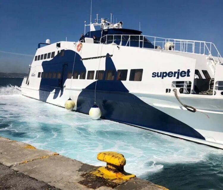 Επιβάτιδα πλοίου παραπάτησε και έπεσε στη θάλασσα – Βούτηξε ναύτης και την έσωσε