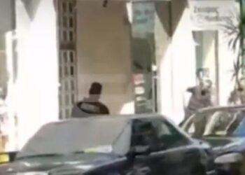 Πειραιάς: «Πριν από δυο μήνες είχε ξαπλώσει στη μέση του πάρκινγκ, τον ενοχλούσε μέχρι και ο κομμωτής της γειτονιάς» (video)