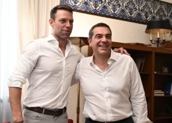 Τσίπρας για Κασσελάκη: “Μαθαίνει γρήγορα. Του έδωσα το “βαλιτσάκι” με τους κωδικούς των πυρηνικών”